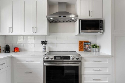 16 Midcrest Rise Se, Calgary, AB - Indoor Photo Showing Kitchen