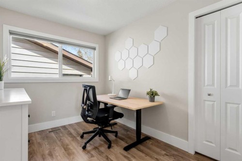 16 Midcrest Rise Se, Calgary, AB - Indoor Photo Showing Office