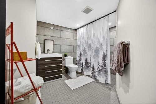 100 Strathcona Close Sw, Calgary, AB - Indoor Photo Showing Bathroom