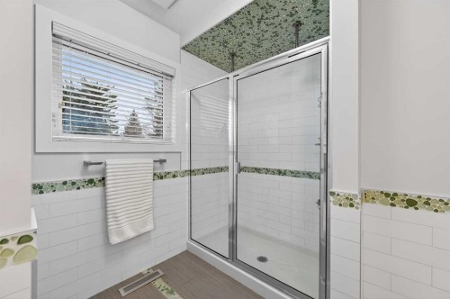 8027 Elbow Drive Sw, Calgary, AB - Indoor Photo Showing Bathroom