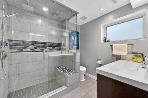 8027 Elbow Drive Sw, Calgary, AB - Indoor Photo Showing Bathroom