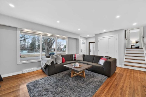 8027 Elbow Drive Sw, Calgary, AB - Indoor Photo Showing Living Room