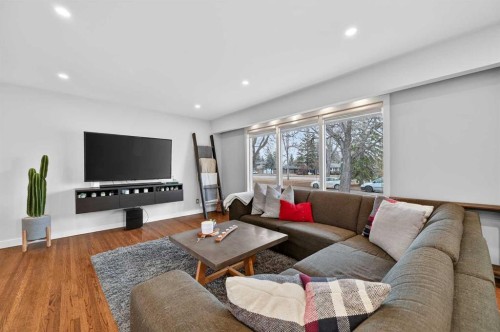 8027 Elbow Drive Sw, Calgary, AB - Indoor Photo Showing Living Room