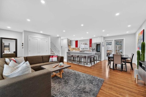 8027 Elbow Drive Sw, Calgary, AB - Indoor Photo Showing Living Room