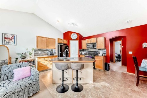 203-4 Everridge Square Sw, Calgary, AB - Indoor Photo Showing Kitchen