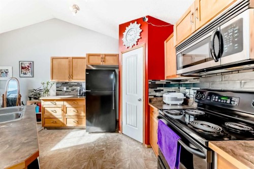 203-4 Everridge Square Sw, Calgary, AB - Indoor Photo Showing Kitchen