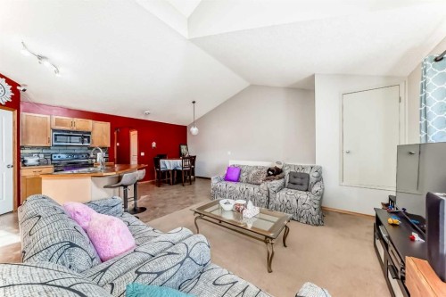 203-4 Everridge Square Sw, Calgary, AB - Indoor Photo Showing Living Room