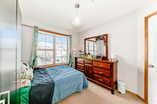 203-4 Everridge Square Sw, Calgary, AB - Indoor Photo Showing Bedroom
