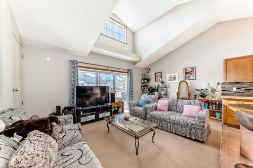 203-4 Everridge Square Sw, Calgary, AB - Indoor Photo Showing Living Room
