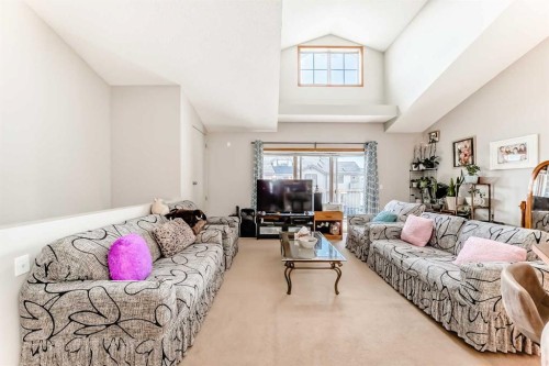 203-4 Everridge Square Sw, Calgary, AB - Indoor Photo Showing Living Room