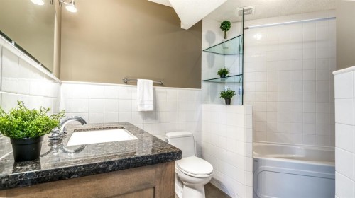 904 Patterson View Sw, Calgary, AB - Indoor Photo Showing Bathroom