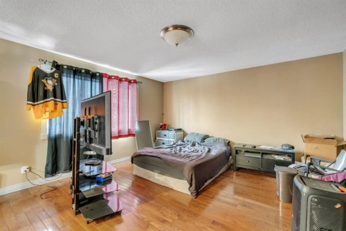 35 Cranleigh Drive Se, Calgary, AB - Indoor Photo Showing Bedroom
