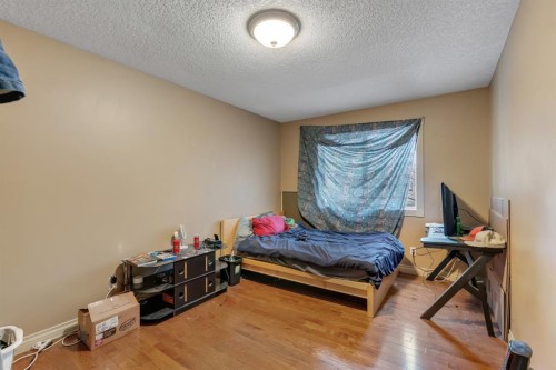 35 Cranleigh Drive Se, Calgary, AB - Indoor Photo Showing Bedroom
