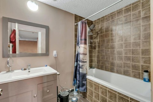35 Cranleigh Drive Se, Calgary, AB - Indoor Photo Showing Bathroom