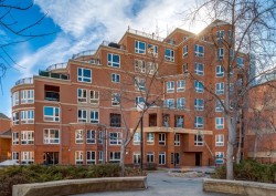 8402-400 Eau Claire Avenue SW Calgary, AB T2P 4X2