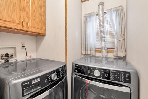 254 Erin Woods Circle Se, Calgary, AB - Indoor Photo Showing Laundry Room