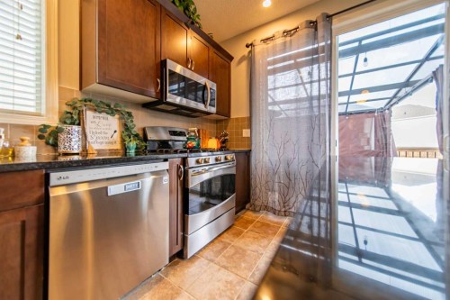 322 Windridge View Sw, Airdrie, AB - Indoor Photo Showing Kitchen