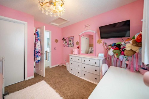 322 Windridge View Sw, Airdrie, AB - Indoor Photo Showing Bedroom
