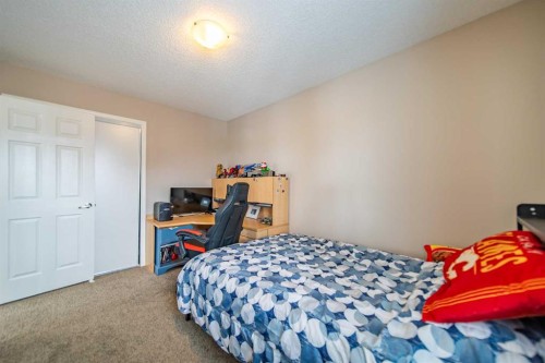 322 Windridge View Sw, Airdrie, AB - Indoor Photo Showing Bedroom