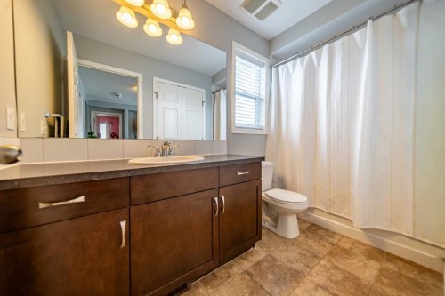 322 Windridge View Sw, Airdrie, AB - Indoor Photo Showing Bathroom