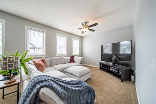 322 Windridge View Sw, Airdrie, AB - Indoor Photo Showing Living Room