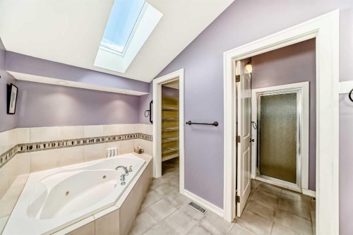 452 13 Street Nw, Calgary, AB - Indoor Photo Showing Bathroom
