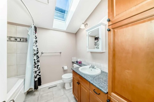 452 13 Street Nw, Calgary, AB - Indoor Photo Showing Bathroom