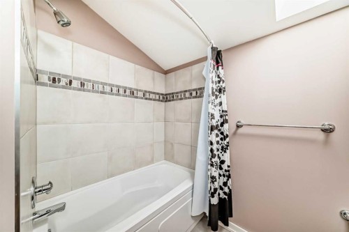 452 13 Street Nw, Calgary, AB - Indoor Photo Showing Bathroom