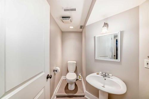 452 13 Street Nw, Calgary, AB - Indoor Photo Showing Bathroom