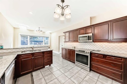 452 13 Street Nw, Calgary, AB - Indoor Photo Showing Kitchen
