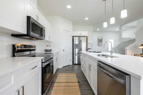 300 Edgefield Close, Strathmore, AB - Indoor Photo Showing Kitchen With Double Sink With Upgraded Kitchen