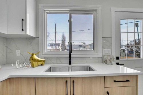 7842 21A Street Se, Calgary, AB - Indoor Photo Showing Kitchen