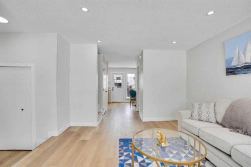 7842 21A Street Se, Calgary, AB - Indoor Photo Showing Living Room