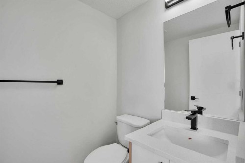 7842 21A Street Se, Calgary, AB - Indoor Photo Showing Bathroom