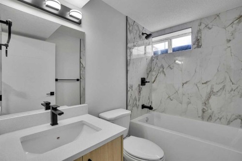 7842 21A Street Se, Calgary, AB - Indoor Photo Showing Bathroom