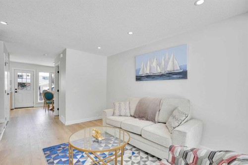 7842 21A Street Se, Calgary, AB - Indoor Photo Showing Living Room