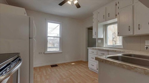 2122 23 Avenue, Didsbury, AB - Indoor Photo Showing Kitchen With Double Sink