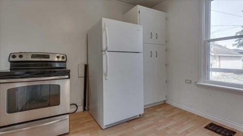 2122 23 Avenue, Didsbury, AB - Indoor Photo Showing Kitchen
