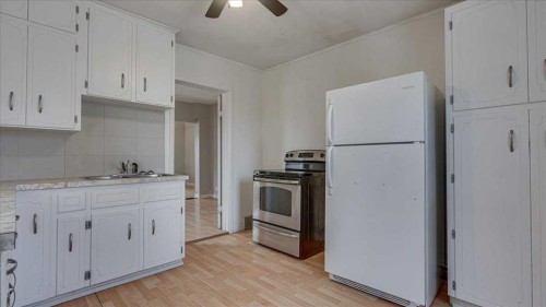 2122 23 Avenue, Didsbury, AB - Indoor Photo Showing Kitchen With Double Sink