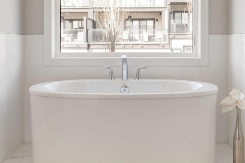 40 Timberline Way Sw, Calgary, AB - Indoor Photo Showing Bathroom