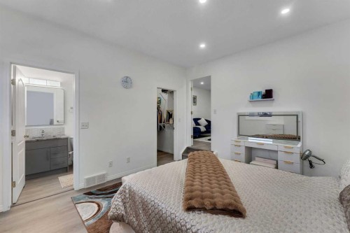 41 Royal Birch Terrace Nw, Calgary, AB - Indoor Photo Showing Bedroom