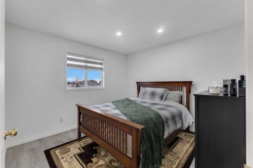 41 Royal Birch Terrace Nw, Calgary, AB - Indoor Photo Showing Bedroom