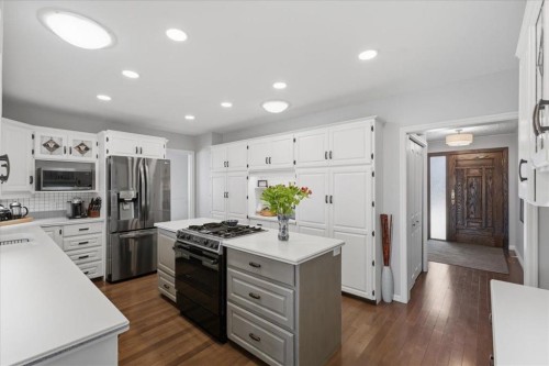 2804 49 Street Sw, Calgary, AB - Indoor Photo Showing Kitchen With Upgraded Kitchen