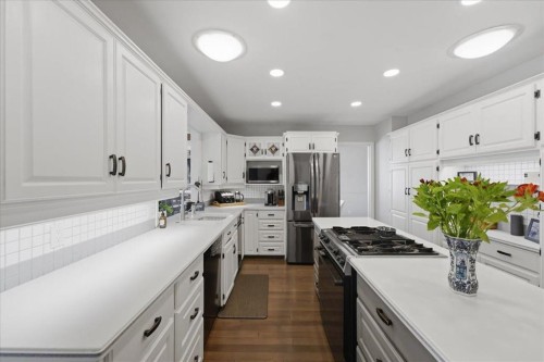 2804 49 Street Sw, Calgary, AB - Indoor Photo Showing Kitchen With Upgraded Kitchen