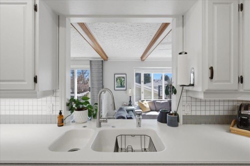 2804 49 Street Sw, Calgary, AB - Indoor Photo Showing Other Room