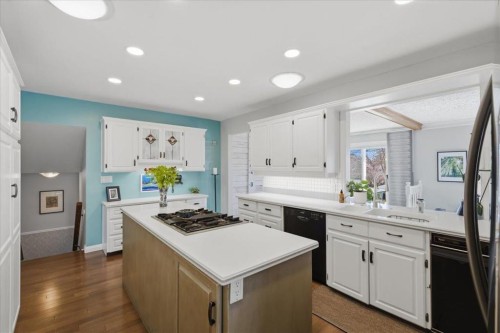 2804 49 Street Sw, Calgary, AB - Indoor Photo Showing Kitchen