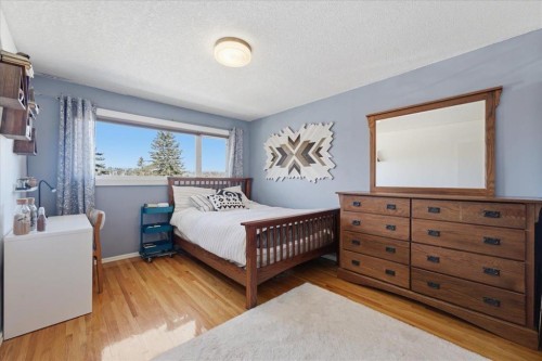 2804 49 Street Sw, Calgary, AB - Indoor Photo Showing Bedroom