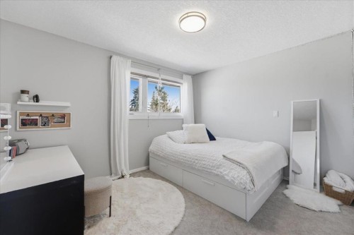 2804 49 Street Sw, Calgary, AB - Indoor Photo Showing Bedroom
