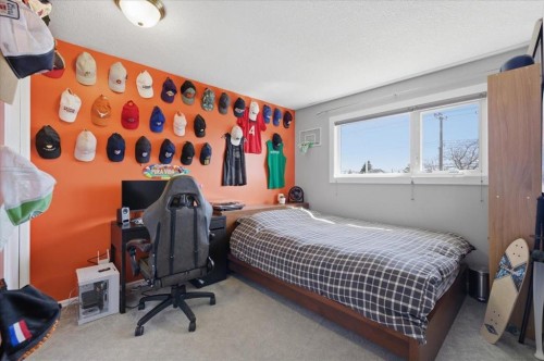 2804 49 Street Sw, Calgary, AB - Indoor Photo Showing Bedroom