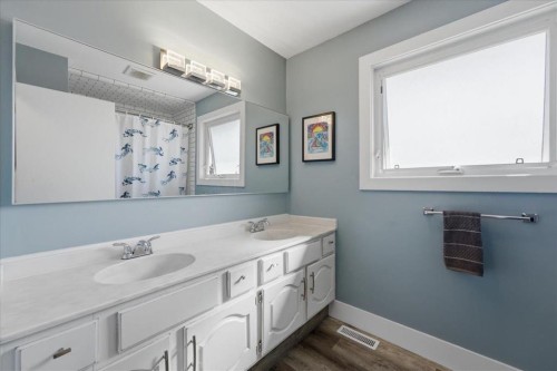 2804 49 Street Sw, Calgary, AB - Indoor Photo Showing Bathroom